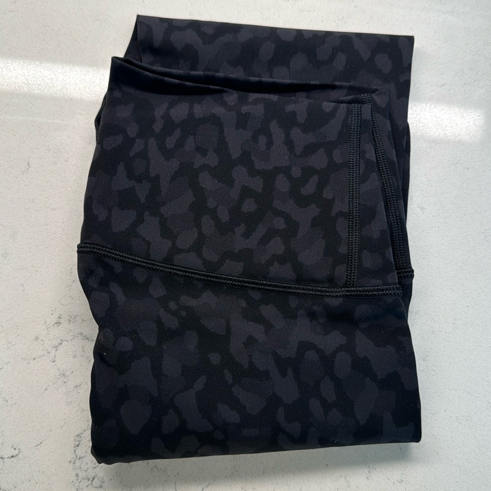 Lululemon 25” Wunder Under Leggings - Black Printed - Size 6